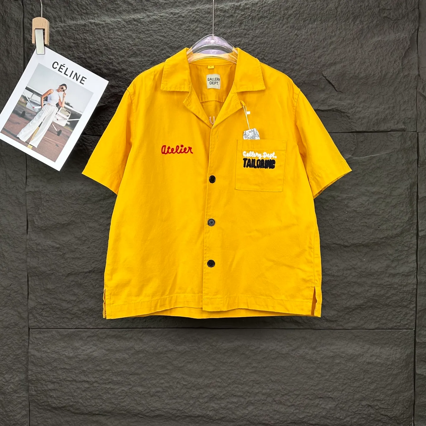 P240 GALLERY DEPT. 2025 new embroidered letter LOGO couple style loose denim short-sleeved shirt 🔥High version🔥High version🔥 Original customized denim fabric, the same high-end denim fabric as the Internet celebrity star, simple and loose version with multiple embroidered letter LOGO designs, very high-end and stylish! The fabric feels very comfortable, and it’s a denim short-sleeved shirt that’s super versatile and looks great! ! Complete with three standards, same style for men and women 👫A must-have item for everyone Color: yellow, white Size: S-XL